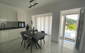 Holiday House Canis